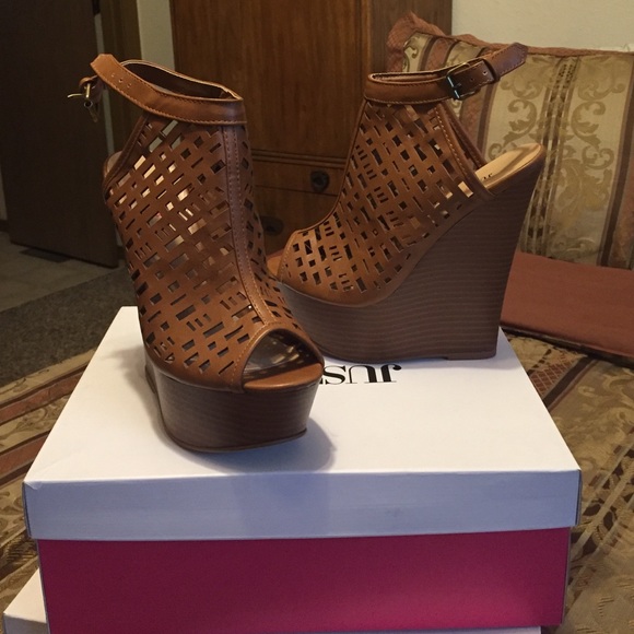 NWOT Tan Wedges