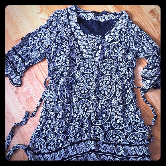 Black and white floral pattern tunic