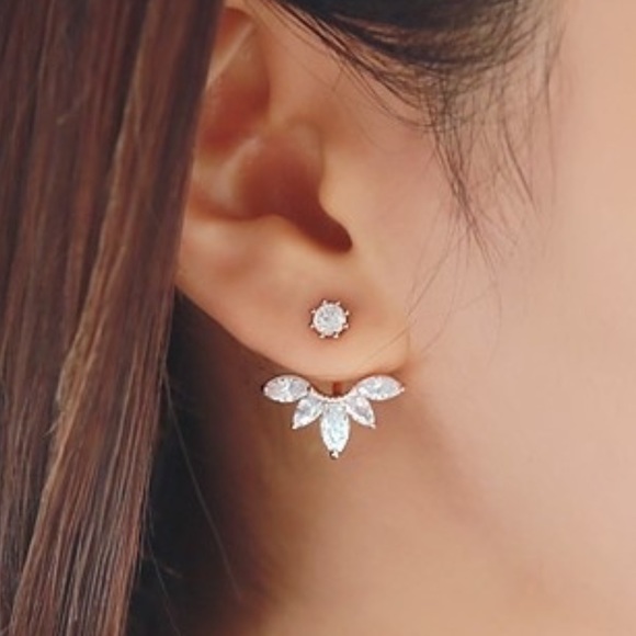 Jewelry - ✨LAST ONE✨Silver Tone Rhinestones Ear Jacket