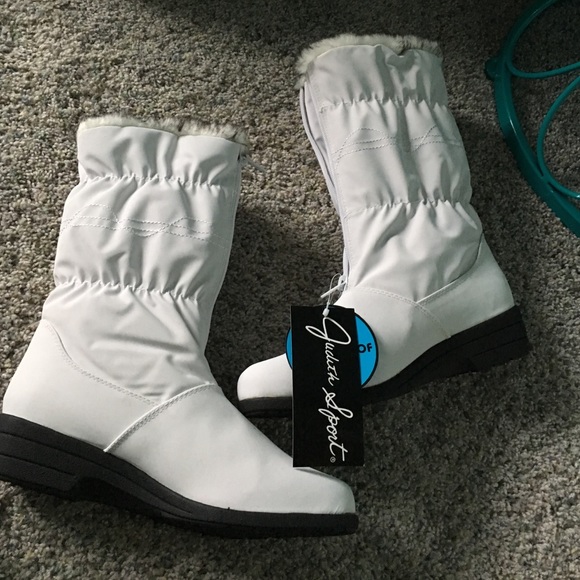 BRAND NEW white snow boots