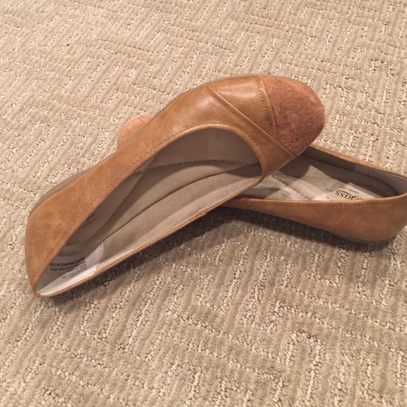 Bass Shoes - Mint condition, tan Bass Women's Size 8 loafers.