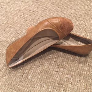 Mint condition, tan Bass Women's Size 8 loafers.