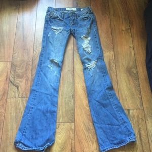 Medium wash distressed hollister jeans size 0r(24)