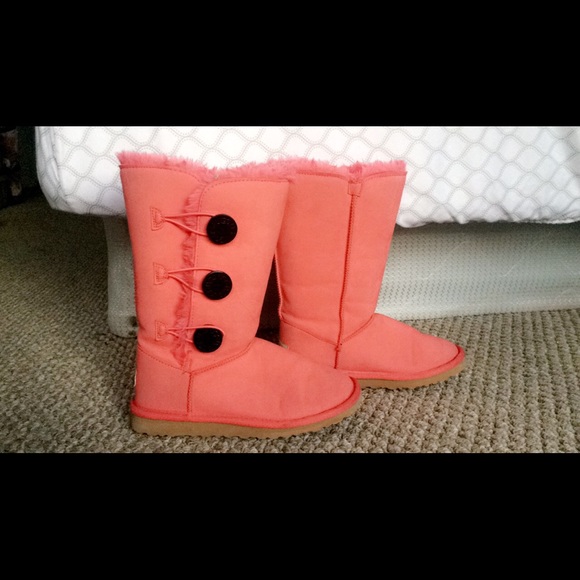 Fairly New Fake Uggs - Picture 1 of 3