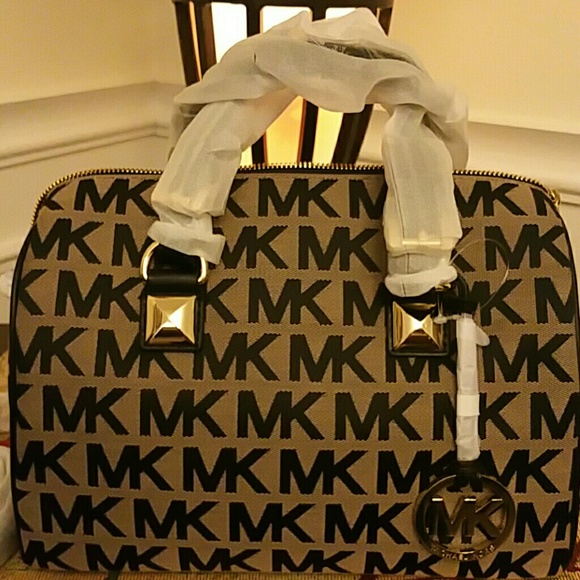 Authentic Michael kors Bag ( Grayson).