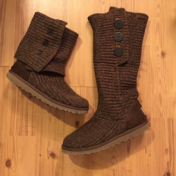 Uggs crochet color olive. Great condition