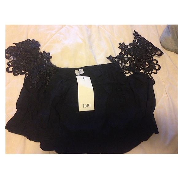 ✨NEW with tags! ✨ NEVER WORN cute black crop top🌸 - Picture 1 of 2