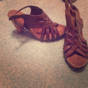 Wedged brown sandals