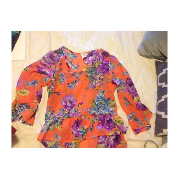 Cute top , in perfect shape - Picture 1 of 2