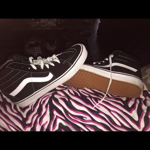 9.5 in men - 11.0 in woman. Vans high tops