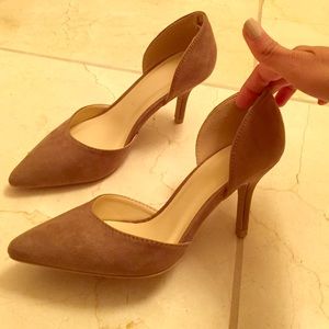 Pointed-toe heels