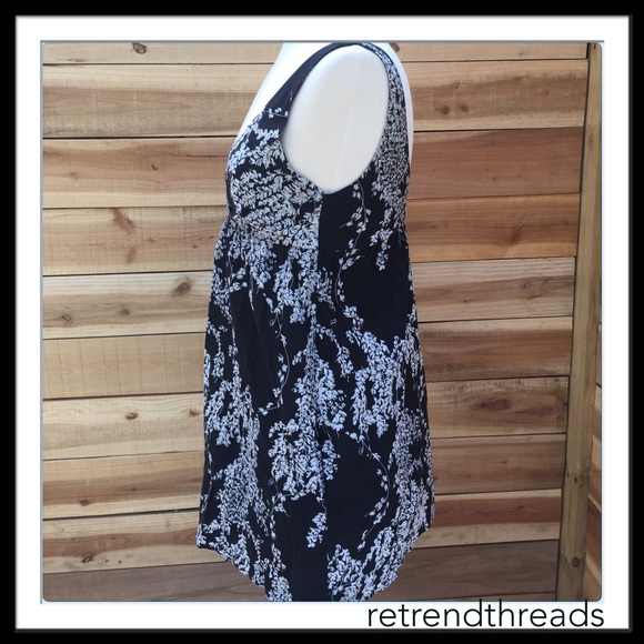 Black and white, floral patterned extra long tank! - Picture 2 of 3