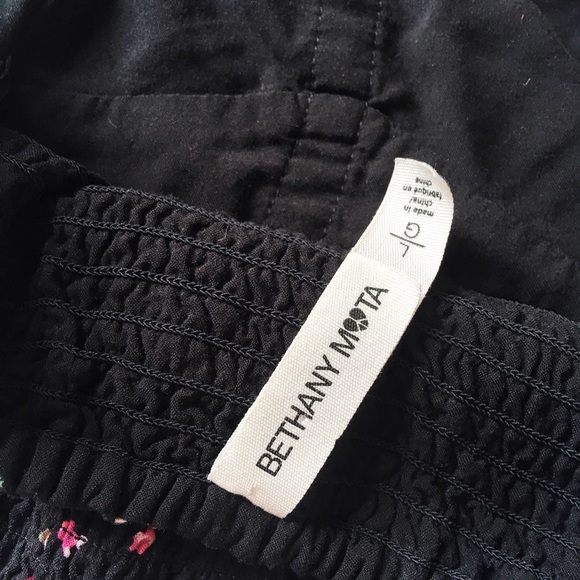 MOVING SALE π Bethany Mota Floral Crop Top β€οΈ - Picture 4 of 4