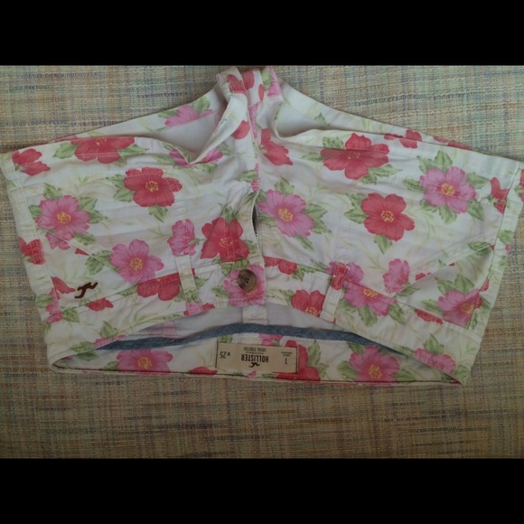 Flowered shorts - Picture 2 of 2