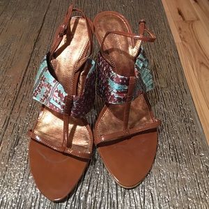 Tropical fabric with brown strappy stiletto.