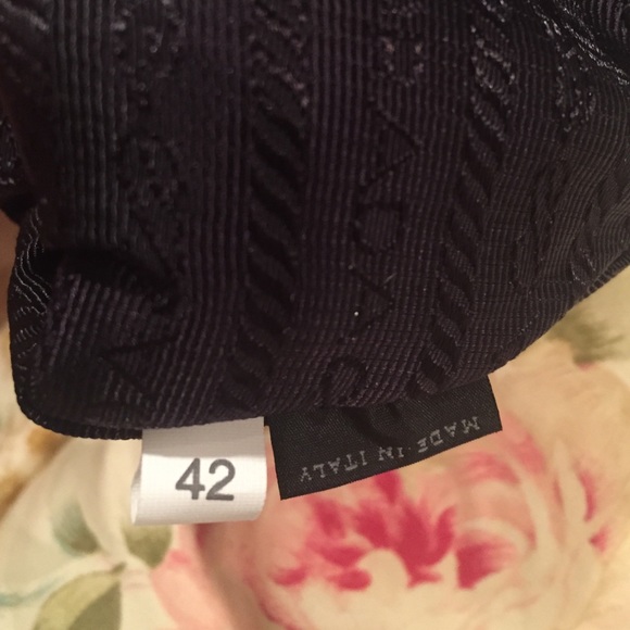 🚫SOLD🚫 Prada Satin Wristlet - Picture 4 of 4