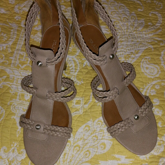 Classy Rear Zip Closure Sandals - Picture 2 of 4