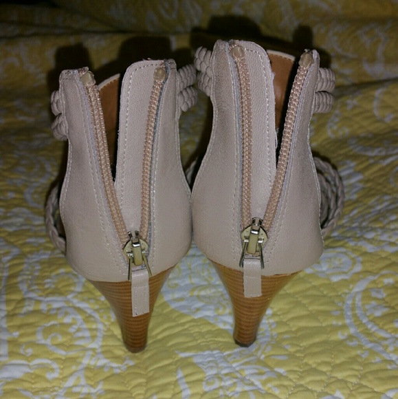Classy Rear Zip Closure Sandals - Picture 3 of 4