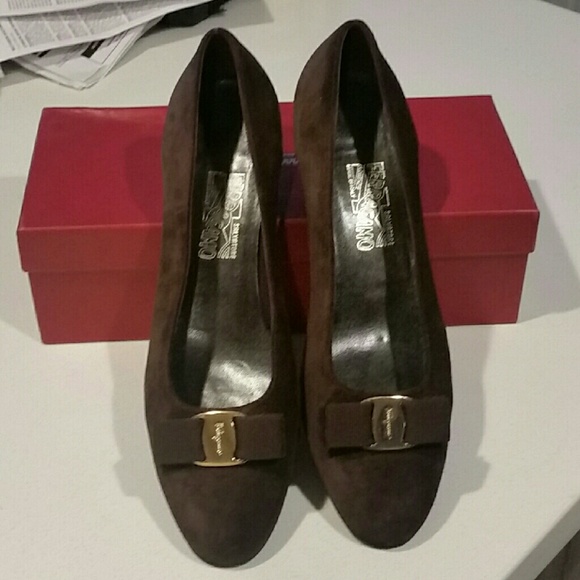 Ferragamo Vara Chocolate Brown Suede 12 - Picture 1 of 4