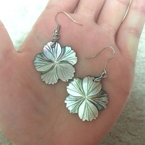 Beach themed flower earrings!🌸
