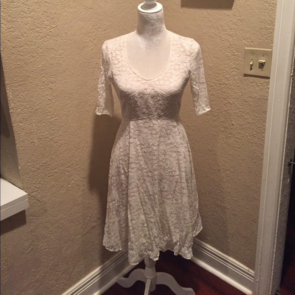 Beautiful Zac Posen lace dress in cream.