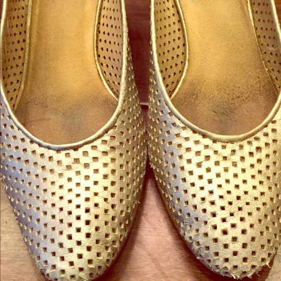 Stuart Weitzman mid-heel gold shoes