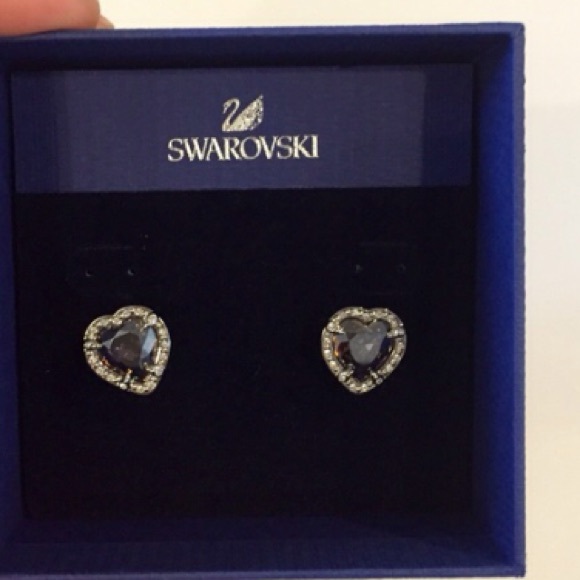 Heart Swarovski earrings 💜
