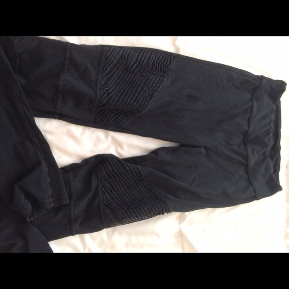 textured black leggings