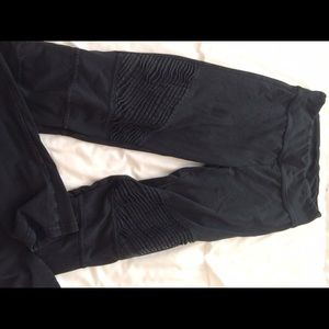 textured black leggings