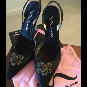 Sz 9.5 Nina Black/Gold Satin Sling Back