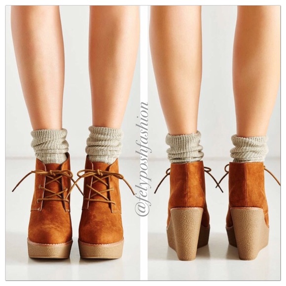 Urban Outfitter Platform Lace-Up Suede Ankle Boot - Picture 2 of 3