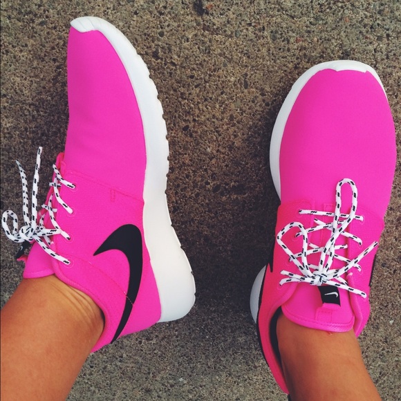Nike hot pink Roshe
