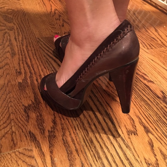 👑Brown Carlos Santana Mixed Media Pumps - Picture 2 of 4