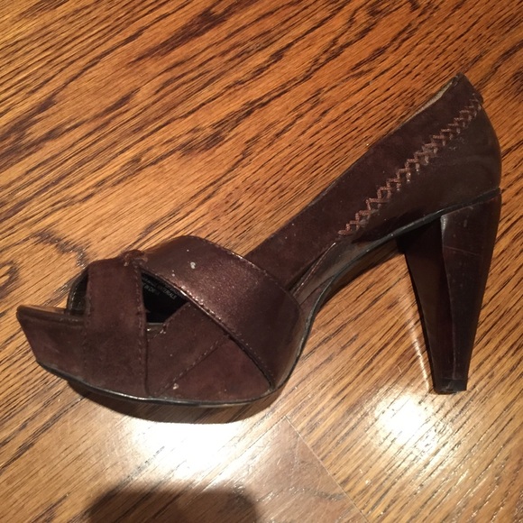 👑Brown Carlos Santana Mixed Media Pumps - Picture 4 of 4