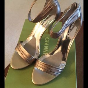 Sz 9 Gianni Bini Gold Metallic Pumps