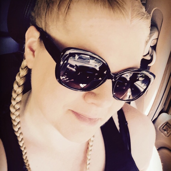 Meet your Posher, Lori - Picture 2 of 3