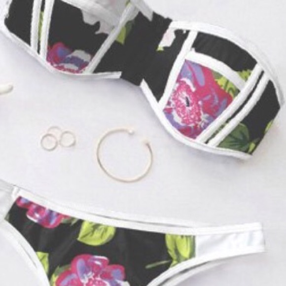 Black and white Bikini - Picture 2 of 3