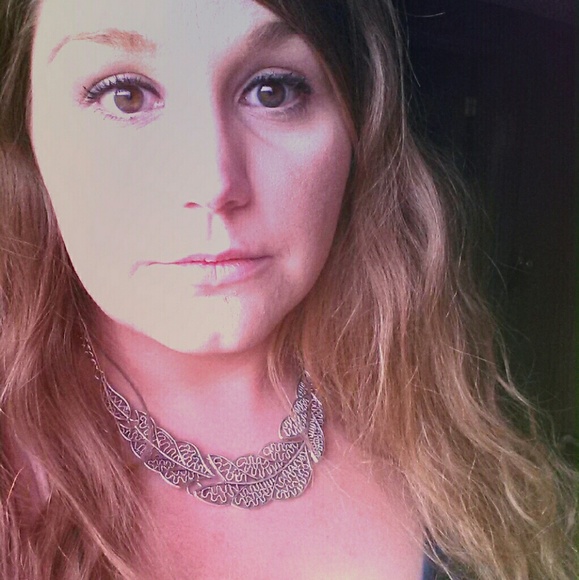 **SOLD** Antiqued Silver Leaf Bib Necklace - Picture 2 of 4