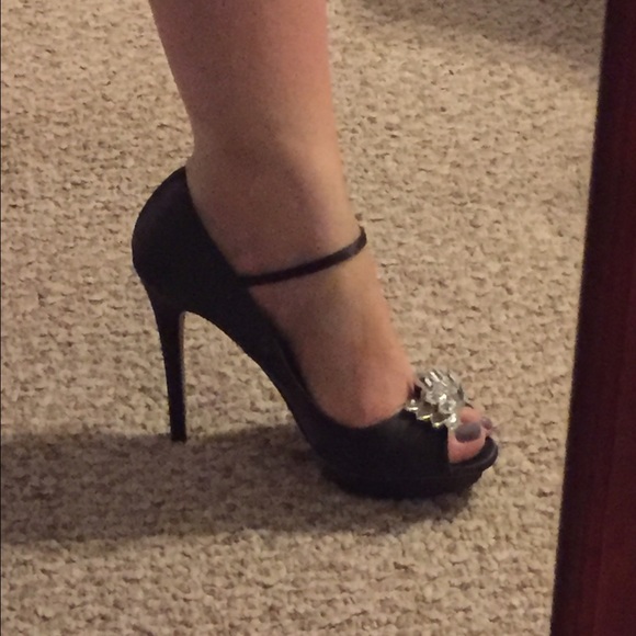 Satin gray Badgley Mischka peep toe pumps - Picture 2 of 4