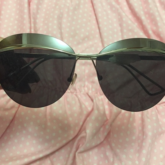 Accessories - sunglasses --