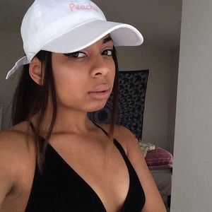 Brandy Melville Peachy hat