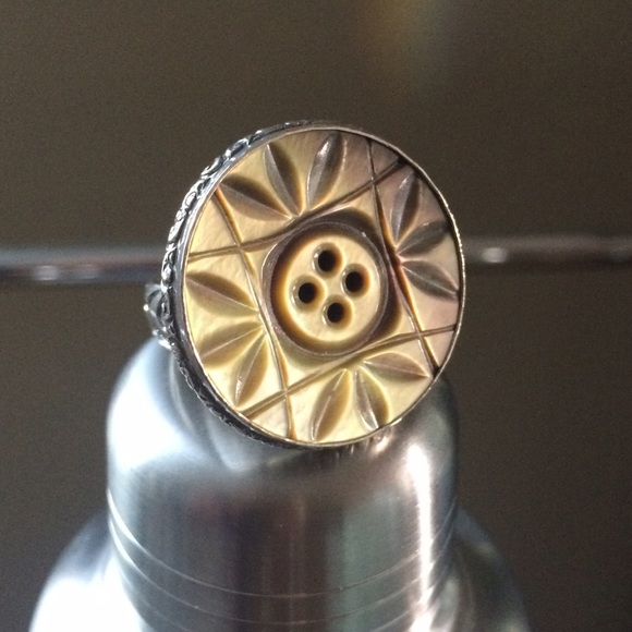 Carved Mother of Pearl Button (1800s) 925 Ring/10 - Picture 2 of 3