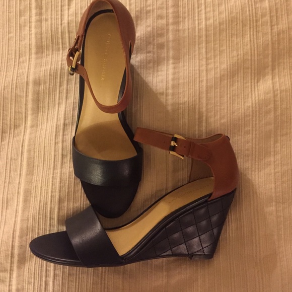 Super cute Navy and Tan wedges!!!