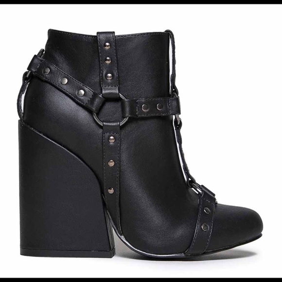 YRU harness boots