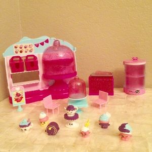 Shopkins Cupcake Queen Cafe + Cupcake Collection