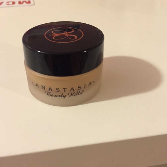 Almost new Anastasia concealer.