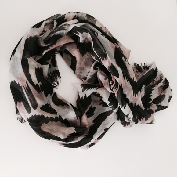 Banana Republic Scarf Wrap - Picture 2 of 4