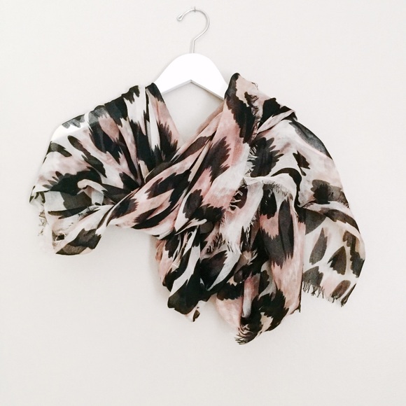 Banana Republic Scarf Wrap - Picture 3 of 4