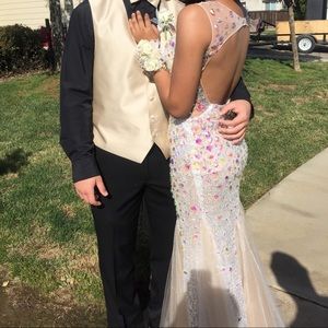 Beauiful dress that can absolutely flatter anyone.