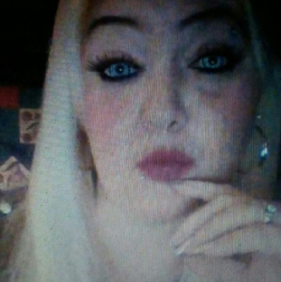 Meet your Posher, Debbie - Picture 2 of 4